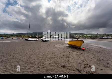 Les bateaux sont assis sur le sable dans l'estuaire Nervern, tandis que les nuages couvrent le sommet de Mynydd Carningli, Newport Sands, Pembrokeshire Banque D'Images