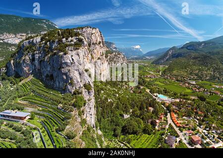 Paysage - vallée avec village parmi les montagnes, haute montagne avec vignobles, vue du château d'Arco (Castello di Arco) près du lac Lago di Garda, Italie Banque D'Images