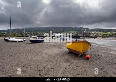 Les bateaux sont assis sur le sable dans l'estuaire Nervern, tandis que les nuages couvrent le sommet de Mynydd Carningli, Newport Sands, Pembrokeshire Banque D'Images