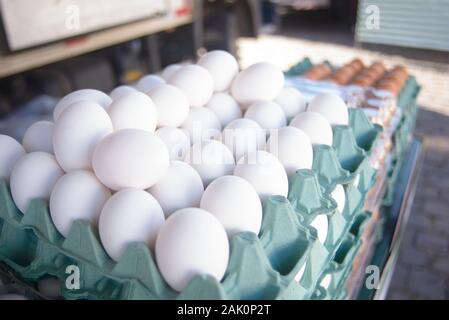 Oeufs dans le fort à la farmers market Banque D'Images