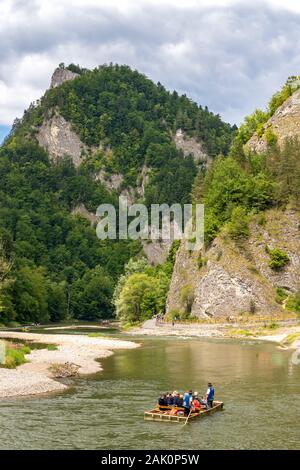 River dans les montagnes Pieniny Dunajec sur la frontière de la Slovaquie et de la Pologne Banque D'Images