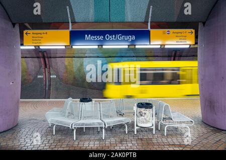 Arrêt de métro, Messe-Ost Ruhrbahn Gruga, L, à Essen, en Allemagne, Banque D'Images