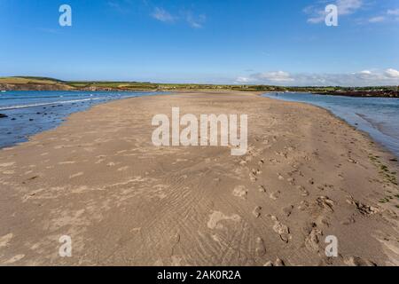 Debout à l'embouchure de l'estuaire et des eaux intérieures à Nevern sur les vastes sables de Newport sands, une plage en Amérique du Pembrokeshire, Pays de Galles Banque D'Images