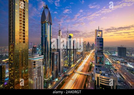 Vue de nuit de l'antenne de gratte-ciel le long de la route Sheikh Zayed à DUBAÏ, ÉMIRATS ARABES UNIS Banque D'Images
