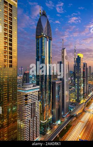 Vue de nuit de l'antenne de gratte-ciel le long de la route Sheikh Zayed à DUBAÏ, ÉMIRATS ARABES UNIS Banque D'Images