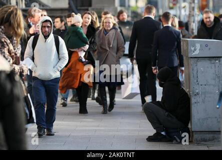 Un sans-abri mendier dans les rues de Dublin. Banque D'Images