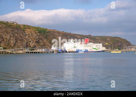 Un ferry se trouve sur le littoral accidenté de Fishguard dans Pembrokeshire, au milieu d'une nature magnifique. Le ferry relie le Pays de Galles à l'Irlande. Banque D'Images