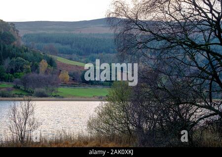 La partie supérieure du lac à Wicklow Mountains National Park offre une vue magnifique, avec les couleurs de l'automne et l'arrière-plan de collines. Banque D'Images