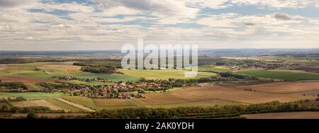 Paysage rural avec village (Ctineves) et champs, ciel bleu avec nuages blancs, vue de la montagne RIP, République Tchèque Banque D'Images