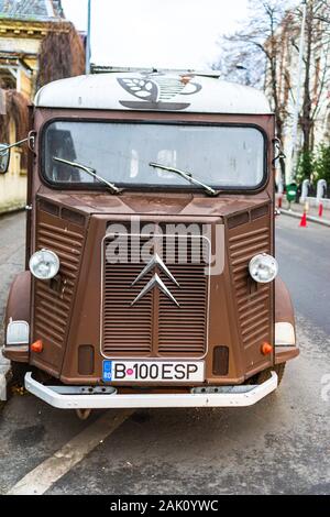 Brown Citroen H Van, modèle 1969 se dresse sur la route de Bucarest, Roumanie, 2020 Banque D'Images