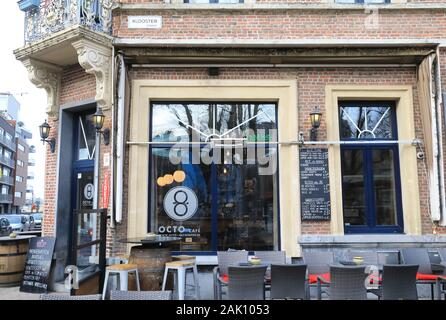 Kloosterstraat, dans le sud d'Anvers, où des hipsters ont mis en place des cafés avec des meubles anciens, en Belgique, en Europe du Nord Banque D'Images