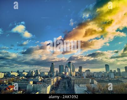 Très belle vue panoramique drone aérien vue de l ?entrée de la ville de Varsovie moderne avec des gratte-ciel en silhouettes dans les rayons du janvier d'hiver Banque D'Images