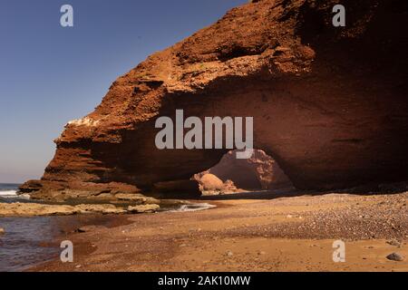 Les falaises et les archs de Legzira. Ce sont des formations rocheuses à la côte atlantique du sud du maroc Banque D'Images