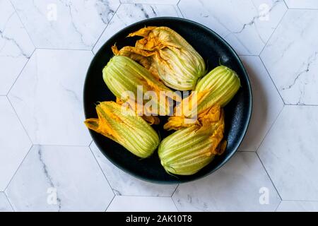 Squash Blossoms Fleurs de courgettes dans la plaque / Fleurs de courgettes comestibles de la plaque. L'alimentation biologique. Banque D'Images