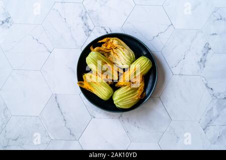 Squash Blossoms Fleurs de courgettes dans la plaque / Fleurs de courgettes comestibles de la plaque. L'alimentation biologique. Banque D'Images