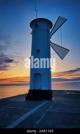 Phare dans le coucher du soleil à Swinemünde sur la mer Baltique. Swinoujscie, Pologne Banque D'Images