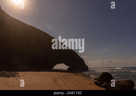 Les falaises et les archs de Legzira. Ce sont des formations rocheuses à la côte atlantique du sud du maroc Banque D'Images