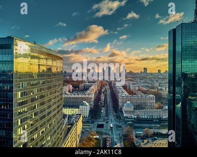 Très belle vue panoramique drone aérien vue de l ?entrée de la ville de Varsovie moderne avec des gratte-ciel en silhouettes dans les rayons du janvier d'hiver Banque D'Images