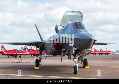 Chasseur furtif F-35B en face de la flèches rouges en juillet 2016 vu au Royal International Air Tattoo, Gloucestershire, en Angleterre. Banque D'Images