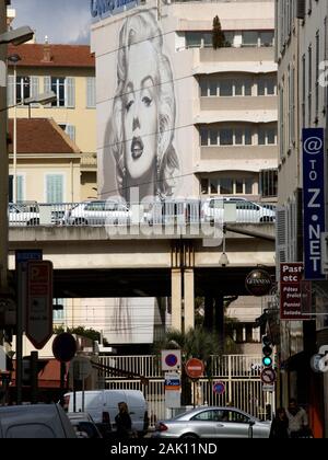 CANNES FRANCE - VUE SUR LA RUE PRÈS DE LA GARE DE CANNES avec une grande fresque murale de Marylin Monroe sur une façade de l'immeuble - Rue de Cannes - CANNES STREET ART © Frédéric Beaumont Banque D'Images