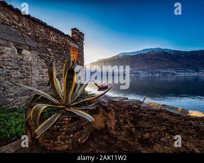 Coucher du soleil la lumière sur le lac de Côme Banque D'Images