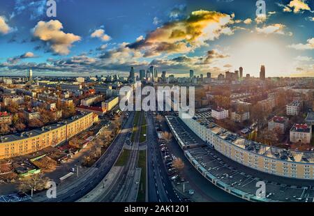 Très belle vue panoramique drone aérien vue de l ?entrée de la ville de Varsovie moderne avec des gratte-ciel en silhouettes dans les rayons du janvier d'hiver Banque D'Images