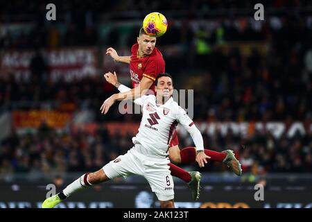 Rome, Italie. 05Th Jan, 2020. Edin Dzeko de Roma (UP) va pour un en-tête avec Armando Izzo de Turin pendant le championnat d'Italie Serie A match de football entre les Roms et le Torino FC le 5 janvier 2020 au Stadio Olimpico à Rome, Italie - Photo Federico Proietti/ESPA-Images : Crédit photographique/Agence européenne du sport Alamy Live News Banque D'Images