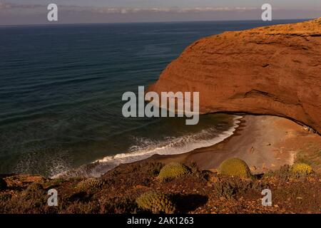 Les falaises et les archs de Legzira. Ce sont des formations rocheuses à la côte atlantique du sud du maroc Banque D'Images