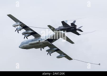 F-35B stealth fighter derrière un C-130J en juillet 2016 vu au Royal International Air Tattoo, Gloucestershire, en Angleterre. Banque D'Images