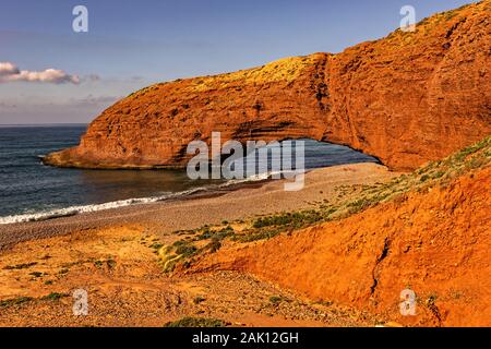 Les falaises et les archs de Legzira. Ce sont des formations rocheuses à la côte atlantique du sud du maroc Banque D'Images