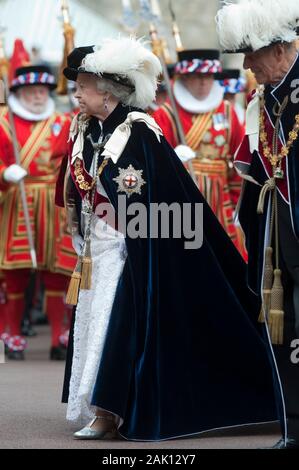 Sa Majesté la Reine mène d'autres membres de la famille royale à la plus noble Ordre de la jarretière cérémonie à la Chapelle St Georges, Windsor en 2010. Banque D'Images
