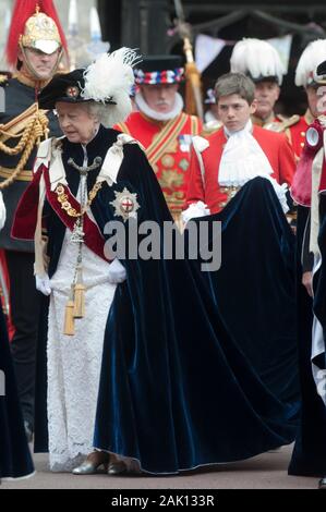 Sa Majesté la Reine mène d'autres membres de la famille royale à la plus noble Ordre de la jarretière cérémonie à la Chapelle St Georges, Windsor en 2010. Banque D'Images