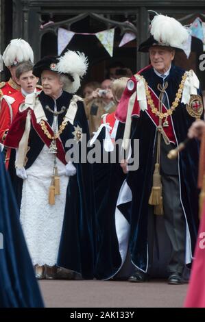 Sa Majesté la reine avec le duc d'Édimbourg mène d'autres membres de la famille royale à la plus noble Ordre de la jarretière cérémonie à la Chapelle St Georges, Windsor en 2010. Banque D'Images