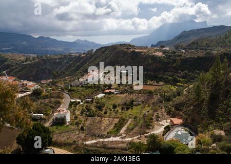 Vue sur la vallée du centre de San Bartolomé de Tirajana, Gran Canaria montrant maisons et fermes Banque D'Images