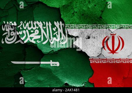 Drapeaux de l'Arabie Saoudite et l'Iran peint sur mur fissuré Banque D'Images