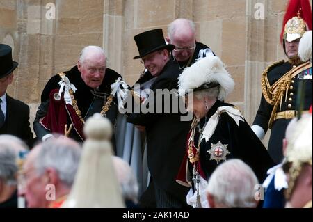 La valériane Arthur Duc de Wellington qui reçoivent de l'aide après avoir trébucher sur les marches de la Chapelle St George du château de Windsor,tout en laissant l'ordre de la jarretière cérémonie en juin 2010.L'événement a été suivi par Sa Majesté la Reine et les autres membres de la famille royale. Banque D'Images