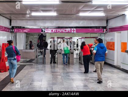 Sistema de Transporte Colectivo, Mexico, 16 octobre 2019 - Entrée de la ville de Mexico métro avec les gens paie le billet à l'aide de la carte rechargeable. Banque D'Images