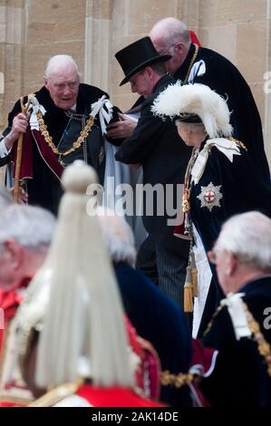 La valériane Arthur Duc de Wellington qui reçoivent de l'aide après avoir trébucher sur les marches de la Chapelle St George du château de Windsor,tout en laissant l'ordre de la jarretière cérémonie en juin 2010.L'événement a été suivi par Sa Majesté la Reine et les autres membres de la famille royale. Banque D'Images