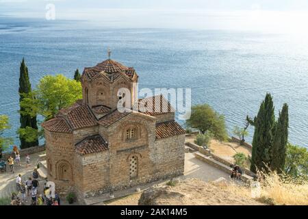 Vue de dessus de la Saint Jean le Théologien, Kaneo église avec Lac Ohrid en arrière-plan, Ohrid, Macédoine, Europe du Nord. Banque D'Images