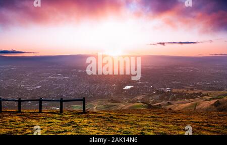 Vue du coucher de soleil de San Jose, une partie de la Silicon Valley ; hills commence à devenir vert visible dans l'avant-plan ; baie de San Francisco, Californie Banque D'Images