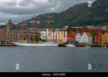 Une vue de Bryggen et port de Bergen, Norvège. Banque D'Images