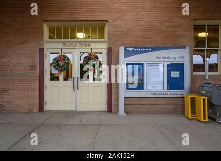 Circuits, à l'entrée de l'historique Hattiesburg, Mississippi railroad station Amtrak, un arrêt sur la ville de La Nouvelle Orléans à vélo. Banque D'Images