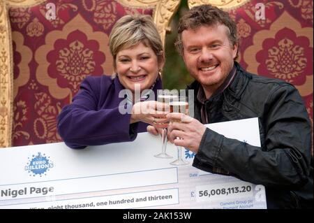 Nigel Page gagnants et Justine Laycock de Gloucester qui a gagné £56 millions sur la Loterie Nationale. Banque D'Images