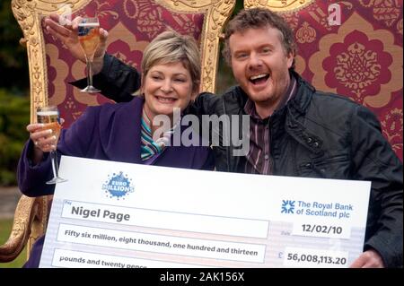 Nigel Page gagnants et Justine Laycock de Gloucester qui a gagné £56 millions sur la Loterie Nationale. Banque D'Images