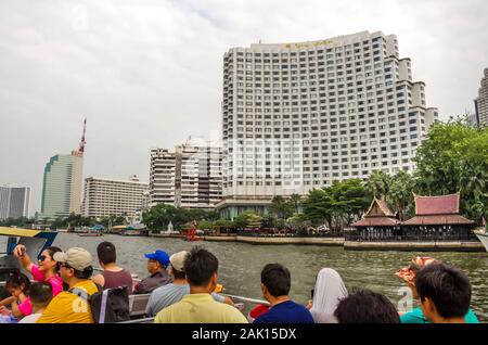 BANGKOK, THAÏLANDE - déc. 23, 2018 : les touristes appréciant nuageux spectaculaire vue sur l'horizon de Bangkok de bateau de tourisme sur la rivière Chao Praya, à Bangkok. Banque D'Images