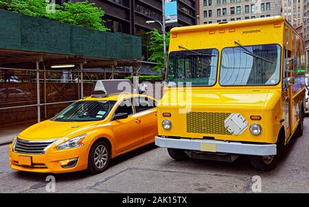 Taxi jaune traditionnel et d'un van à Manhattan street reflex Banque D'Images