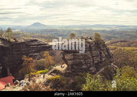 Paysage d'automne - Pravcicka brana (Prebischtor) - une formation de roche étroite en Suisse de Bohême, République tchèque, le plus grand arc de grès naturel Banque D'Images