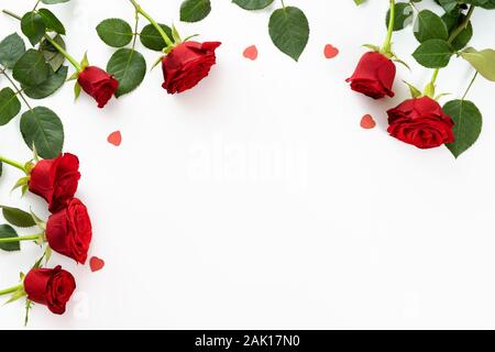 Vue de dessus de roses rouges et des cœurs d'amour. Copy space Banque D'Images