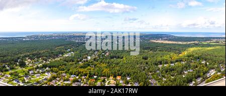 Aerial drone voir de belle nature paysage vert de la périphérie de la ville de Tallinn, Estonie. Baie de Tallinn sur l'arrière-plan de la mer Baltique Banque D'Images