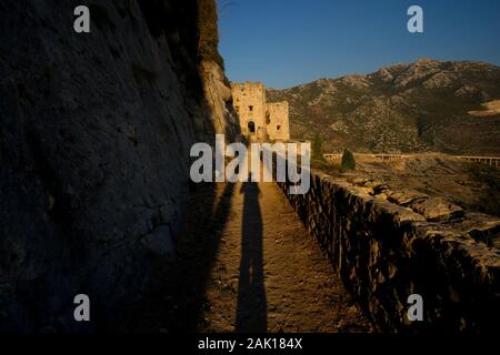Une figure humaine jette une ombre à l'extérieur de la forteresse de Klis Split, Croatie. La forteresse est célèbre pour avoir été utilisé dans le tournage de "jeu des trônes. Banque D'Images